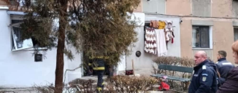 Explozie într-un bloc de garsoniere din Târgu Jiu! Opt locuințe au fost afectate