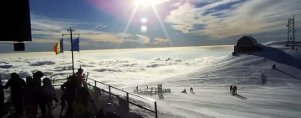 Imagini de vis pe domeniul schiabil Sinaia: între soare și marea de nori!/ Aglomerație la telegondolă