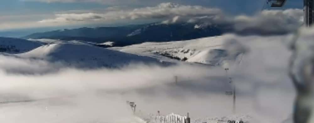 Vântul puternic a făcut imposibil, duminică, accesul pe pârtiile de altitudine din Sinaia!