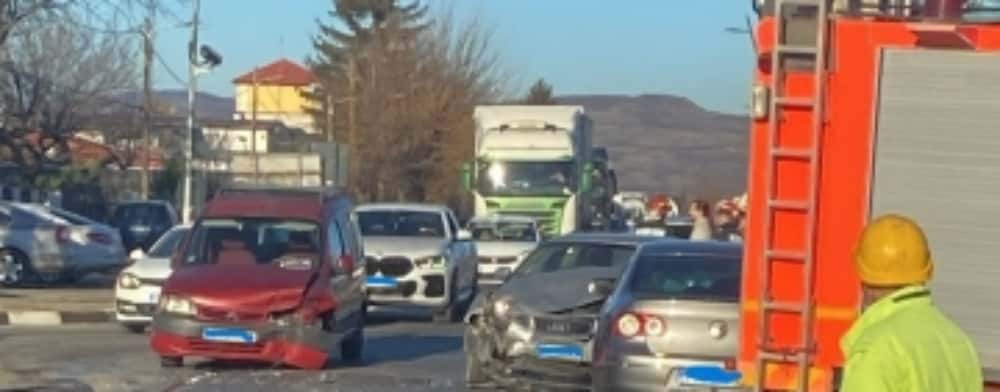 Coliziune în lanț pe DN1A, în comuna Lipănești. Două femei au fost rănite și transportate la spital