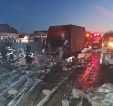 UPDATE/ Un autocamion s-a răsturnat pe DN1B și a intrat într-un restaurant, la Merei. Trafic blocat