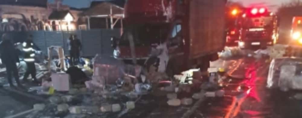 UPDATE/ Un autocamion s-a răsturnat pe DN1B și a intrat într-un restaurant, la Merei. Trafic blocat