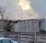 O casă din Ploiești - mistuită de flăcări, vineri dimineață