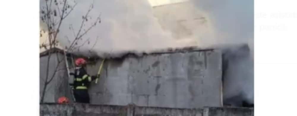 O casă din Ploiești - mistuită de flăcări, vineri dimineață