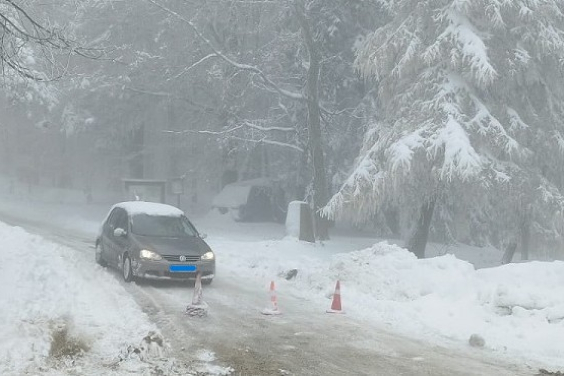 S-a închis din nou Drumul Cotei, din Sinaia, din cauza condițiilor meteo