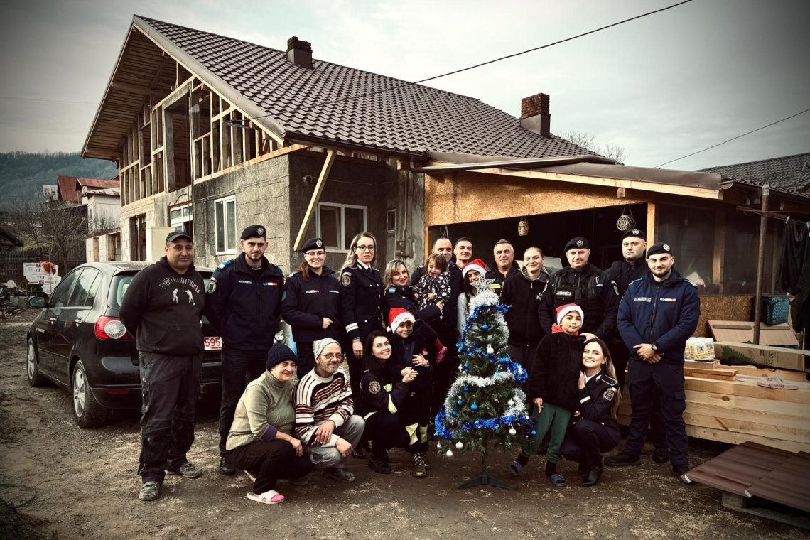 Povestea unei familii greu încercate din Prahova care a redescoperit speranța și bucuria, înainte de Crăciun, alături de oameni buni în uniformă!