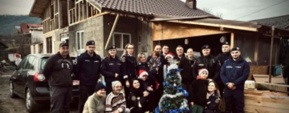 Povestea unei familii greu încercate din Prahova care a redescoperit speranța și bucuria, înainte de Crăciun, alături de oameni buni în uniformă!