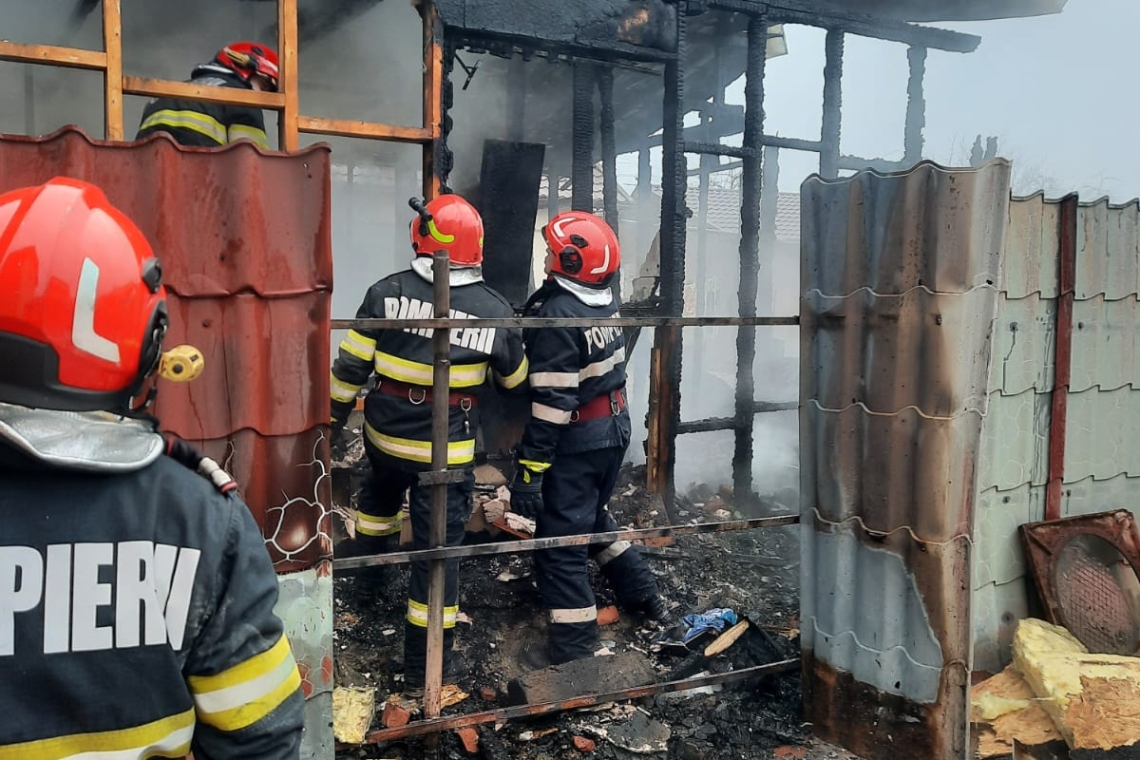 Un copil de 10 ani a suferit arsuri într-un incendiu care a cuprins o casă din comuna Șirna