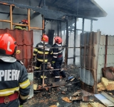 Un copil de 10 ani a suferit arsuri într-un incendiu care a cuprins o casă din comuna Șirna