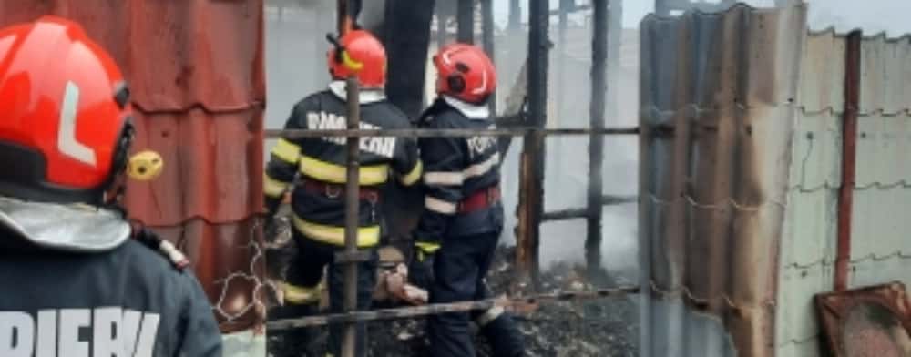 Un copil de 10 ani a suferit arsuri într-un incendiu care a cuprins o casă din comuna Șirna