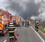 Trei autospeciale ale ISU Prahova intervin la autocisterna cu GPL cuprinsă de flăcări, pe DN72 