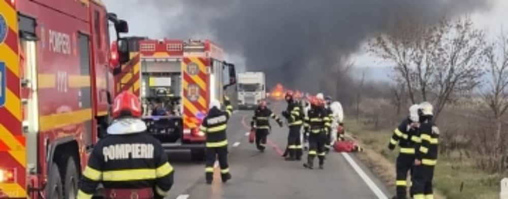 Trei autospeciale ale ISU Prahova intervin la autocisterna cu GPL cuprinsă de flăcări, pe DN72 