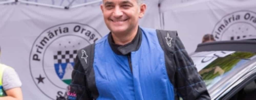 Un autoturism în care se afla și primarul orașului Sinaia, Vlad Oprea, s-a răsturnat, noaptea trecută, lângă Ploiești. Edilul a fost rănit