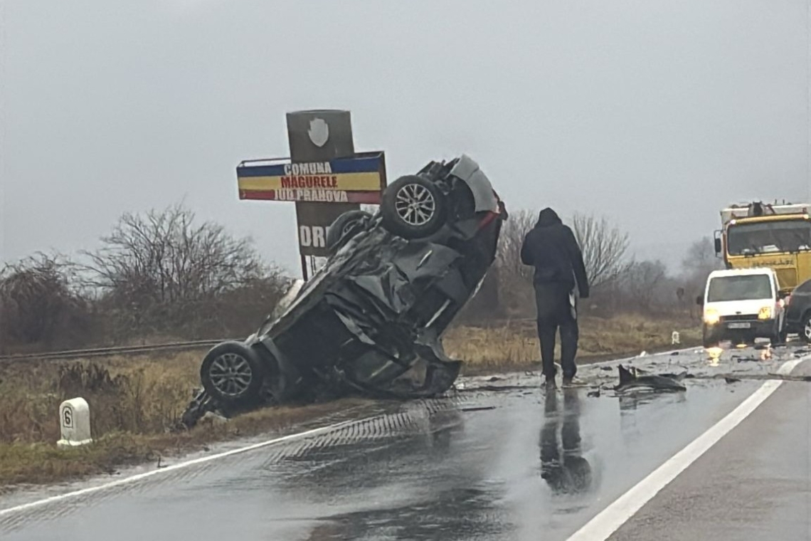 Doi bărbați au ajuns la spital, în Ajunul Crăciunului, după ce s-au răsturnat cu mașina, pe DN1A