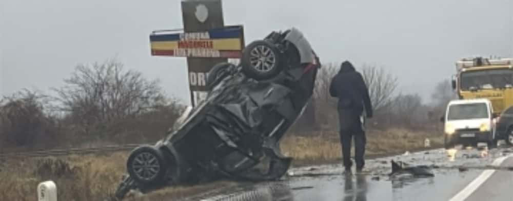 Doi bărbați au ajuns la spital, în Ajunul Crăciunului, după ce s-au răsturnat cu mașina, pe DN1A