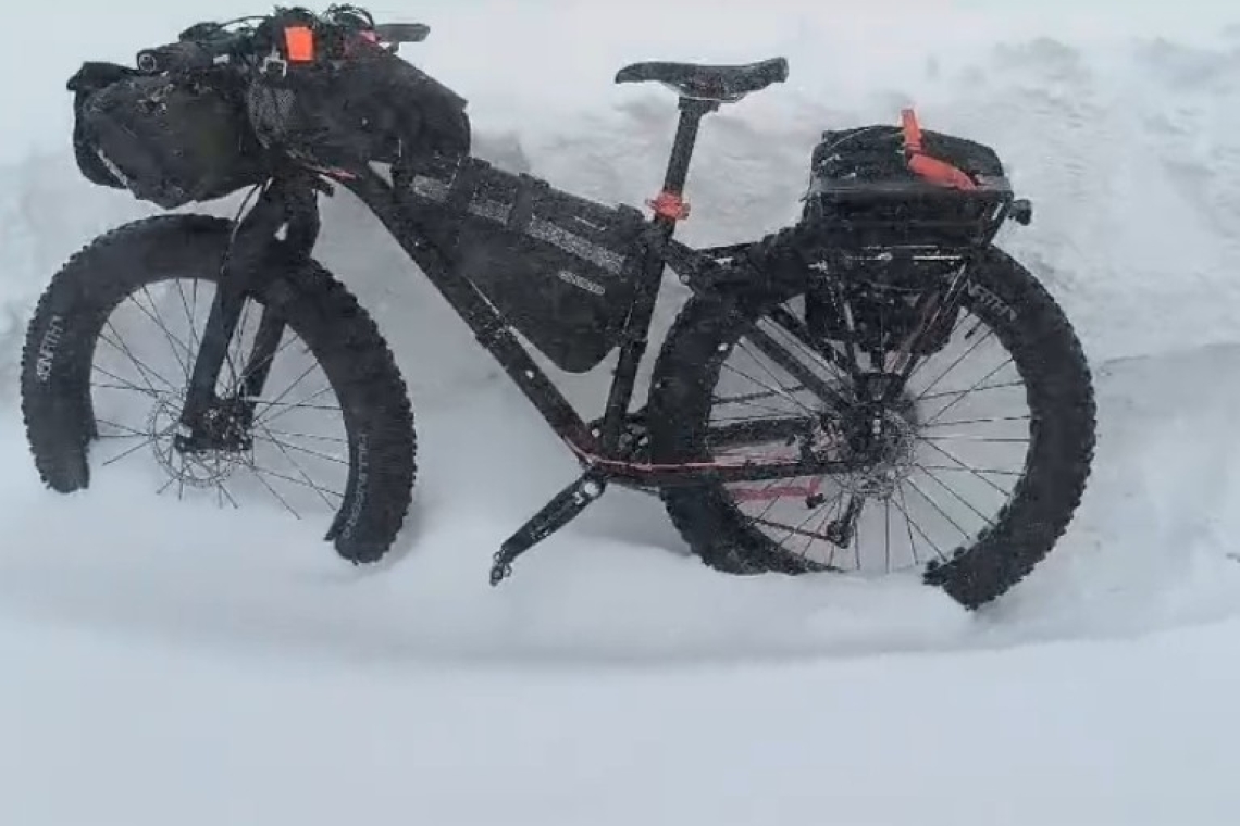 Turist prins de viscol, în timp ce urca pe munte cu... bicicleta! Salvamontiștii din Sinaia l-au recuperat, în ciuda condițiilor meteo extreme