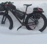 Turist prins de viscol, în timp ce urca pe munte cu... bicicleta! Salvamontiștii din Sinaia l-au recuperat, în ciuda condițiilor meteo extreme