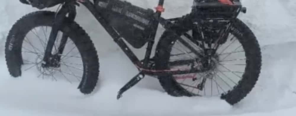 Turist prins de viscol, în timp ce urca pe munte cu... bicicleta! Salvamontiștii din Sinaia l-au recuperat, în ciuda condițiilor meteo extreme
