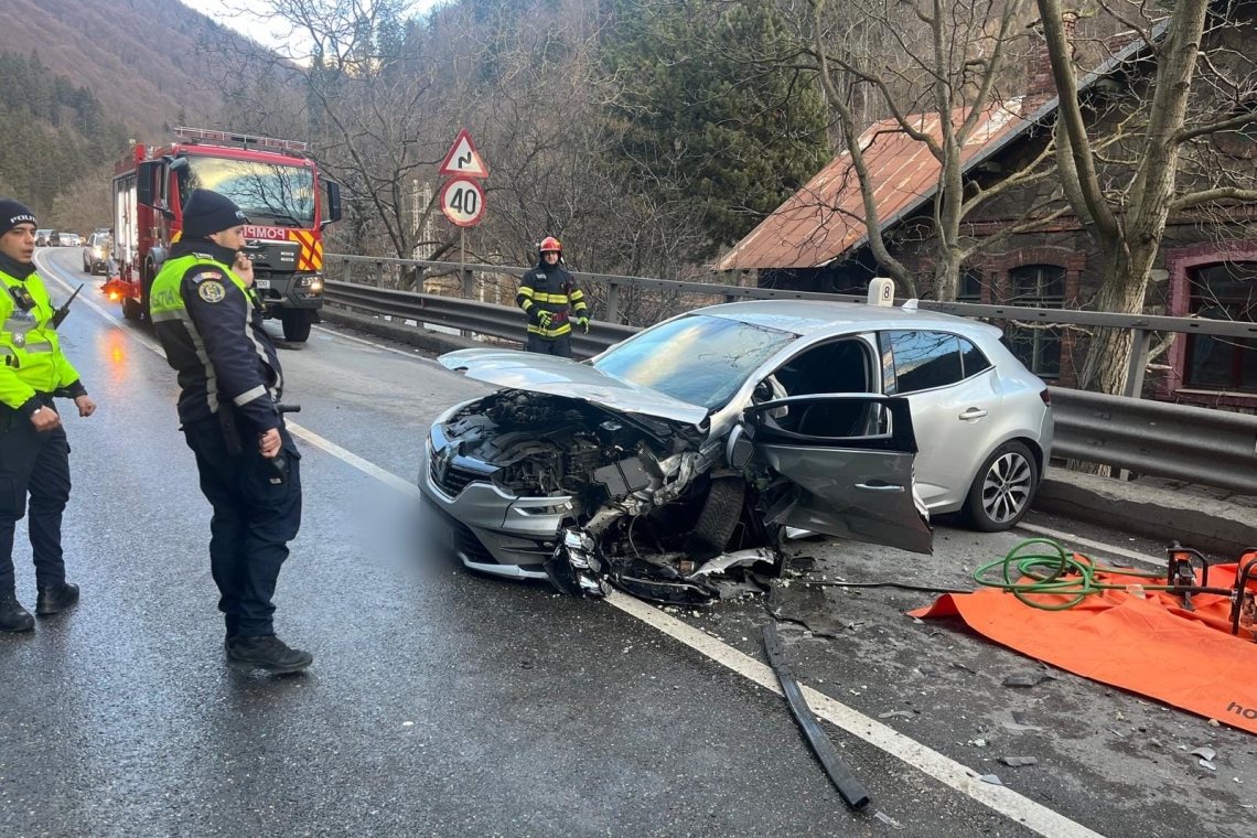 Accident pe DN1, în zona Sinaia. Trei autoturisme implicate într-o coliziune violentă