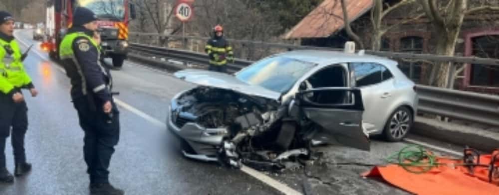 Accident pe DN1, în zona Sinaia. Trei autoturisme implicate într-o coliziune violentă