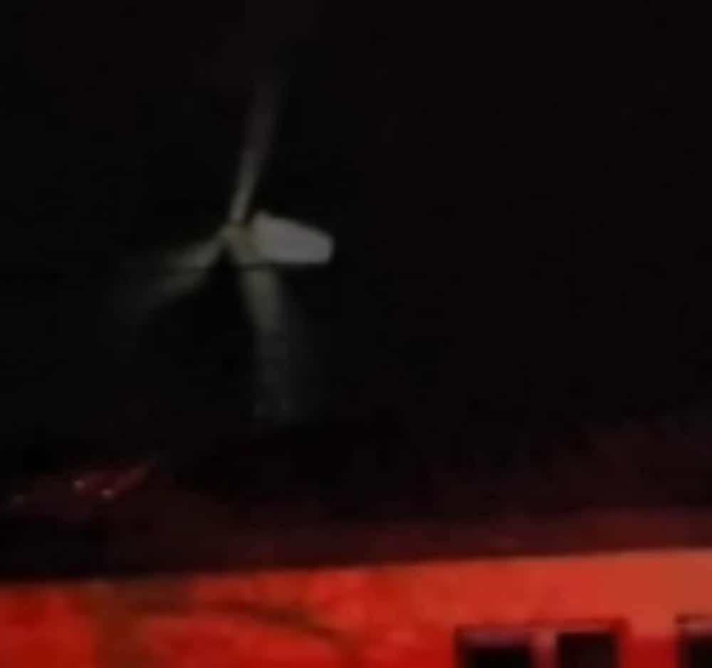 Situație critică în județul Constanța, din cauza vântului. O eoliană scăpată de sub control a devenit un pericol pentru sute de oameni care locuiesc în apropierea acesteia