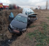 Trei autoturisme au intrat în coliziune, în Blejoi. Două persoane au fost rănite