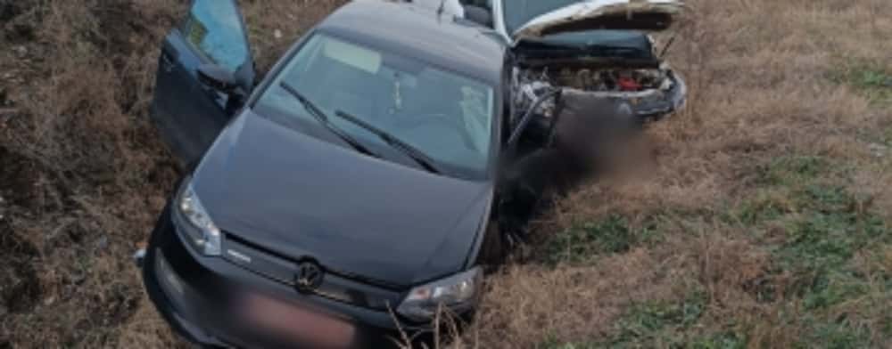 Trei autoturisme au intrat în coliziune, în Blejoi. Două persoane au fost rănite