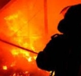 Update/Incendiu de proporții în Ploiești, duminică dimineață. Arde o hală de pe strada Lupeni