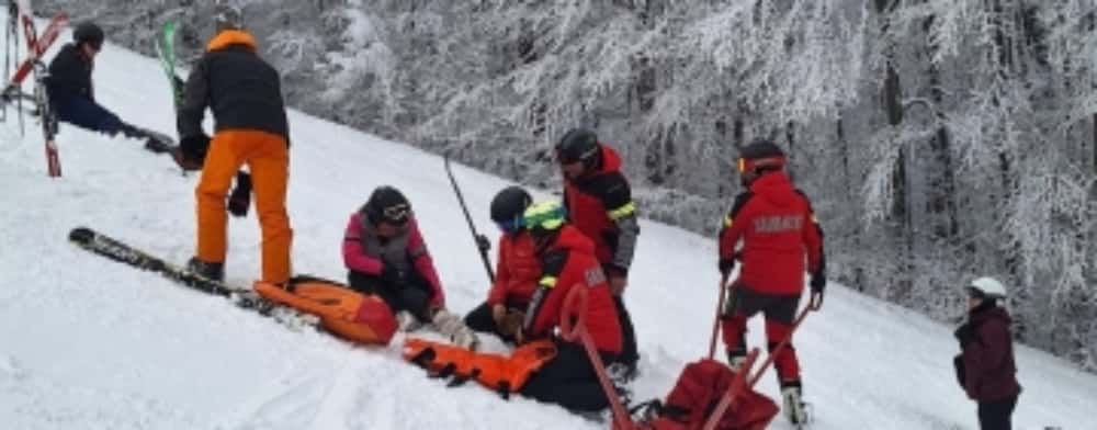 Salvamont Prahova: 49 de intervenții pe domeniile schiabile, în weekend. Risc crescut de avalanșe în munții Prahovei!
