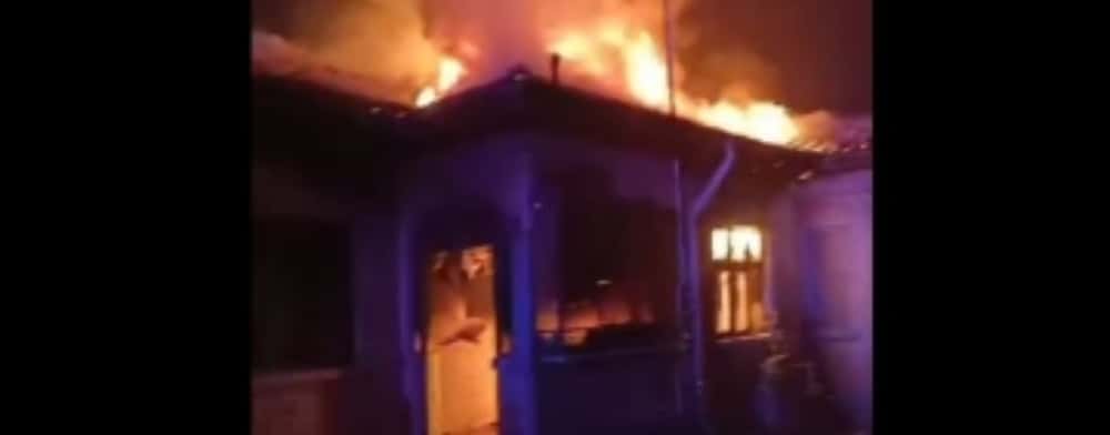 UPDATE/ O casă din comuna Dumbrava a fost mistuită de flăcări, în seara de Revelion