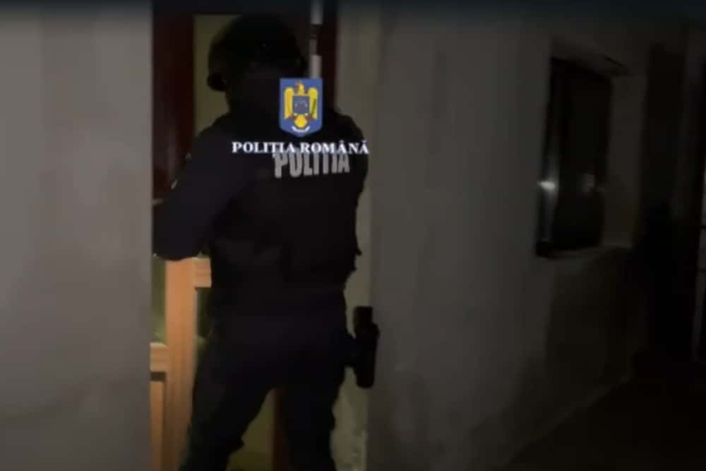 În Ajunul Anului Nou, ”mascații” prahoveni i-au colindat pe comercianții de petarde și artificii