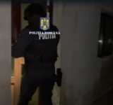 În Ajunul Anului Nou, ”mascații” prahoveni i-au colindat pe comercianții de petarde și artificii