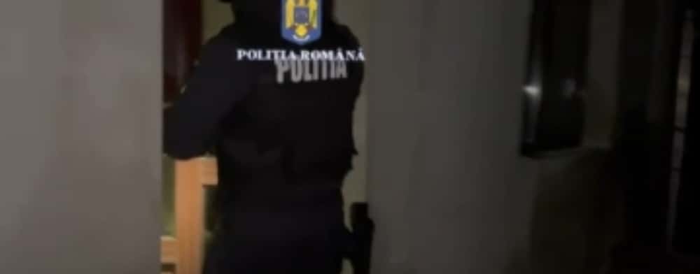 În Ajunul Anului Nou, ”mascații” prahoveni i-au colindat pe comercianții de petarde și artificii