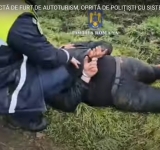 Un bărbat bănuit de furtul unui autoturism a fost prins în trafic cu ajutorul unei benzi de cuie