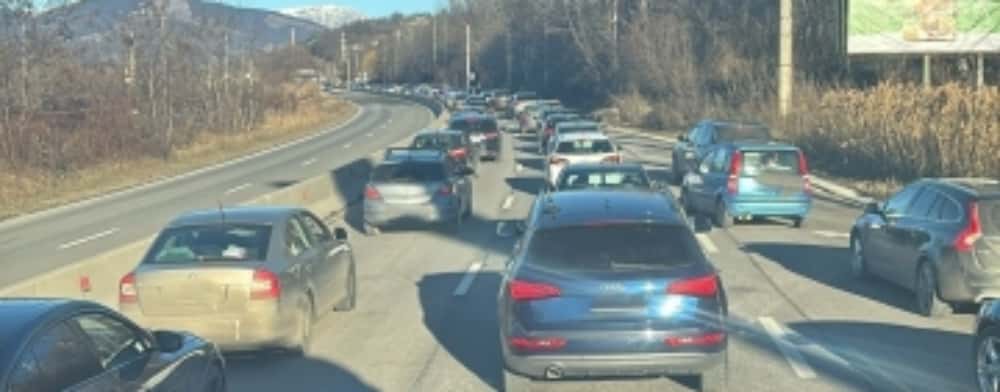 Trafic infernal pe Valea Prahovei. Ce le recomandă polițiștii șoferilor