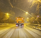 Intervenții pentru prevenirea poleiului, noaptea trecută, în Ploiești