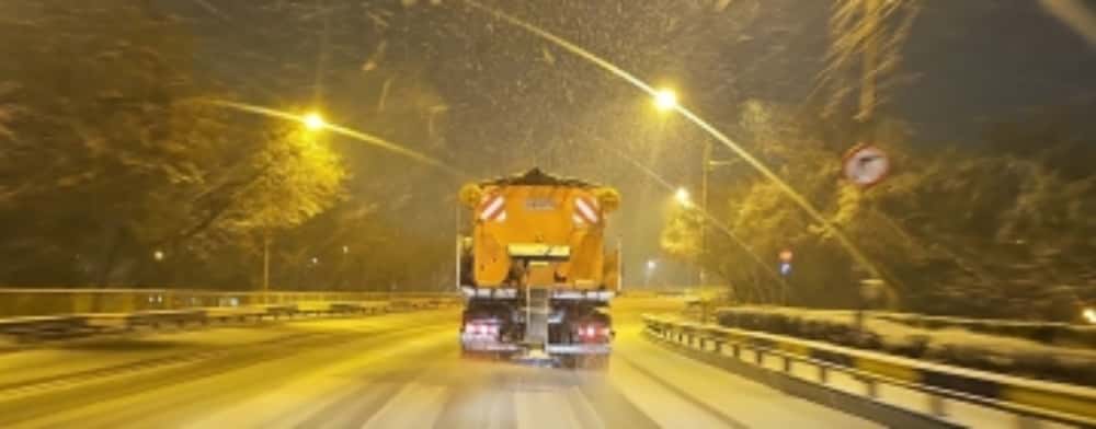 Intervenții pentru prevenirea poleiului, noaptea trecută, în Ploiești