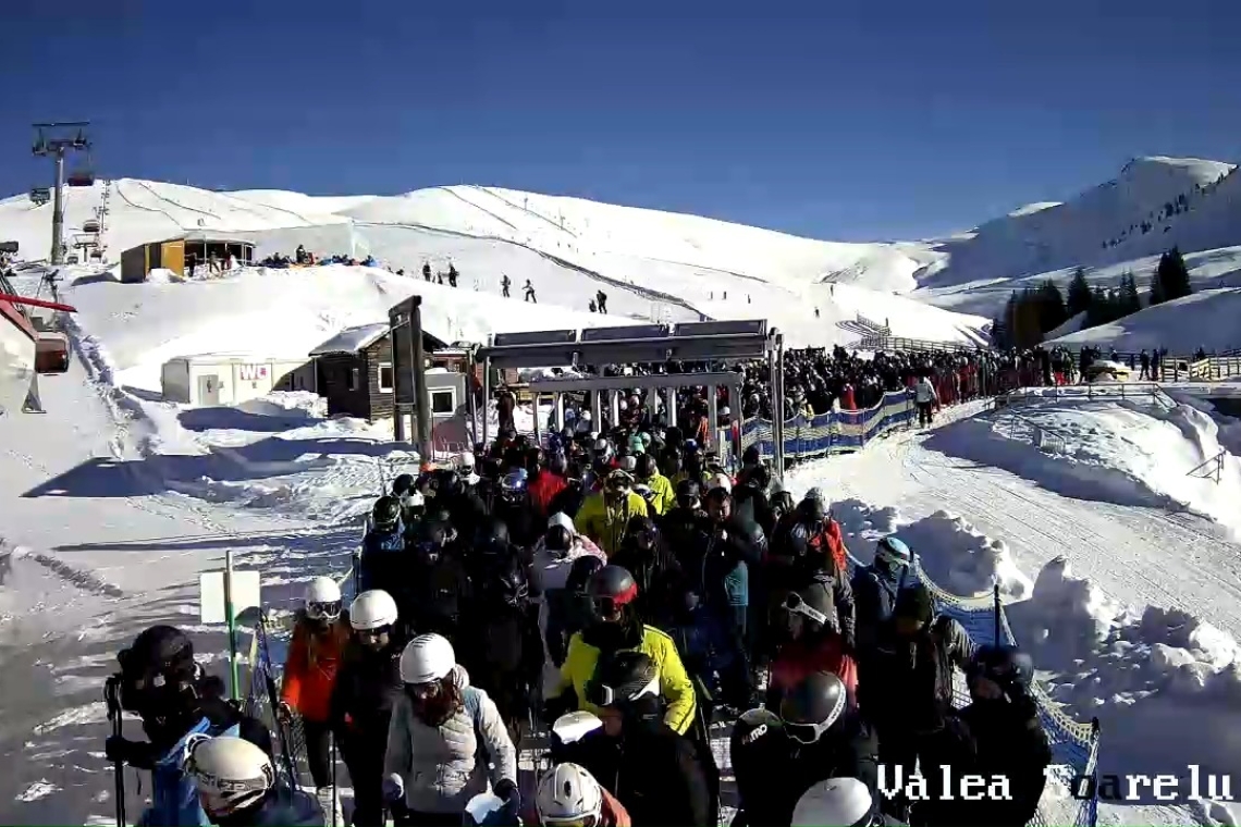 Înghesuială la telegondolă și telescaun, pe domeniul schiabil Sinaia. De la ora 10:00 nu mai sunt locuri de parcare libere!