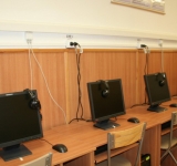 Polițiștii prahoveni sunt pe urmele hoților care au furat zeci de calculatoare dintr-o școală din Pietroșani