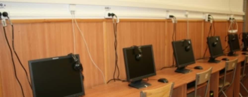 Polițiștii prahoveni sunt pe urmele hoților care au furat zeci de calculatoare dintr-o școală din Pietroșani