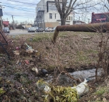 Ploiești/ Jegul uman lasă gunoaie în urmă! Din nou, albia Dâmbului e plină de mizerii