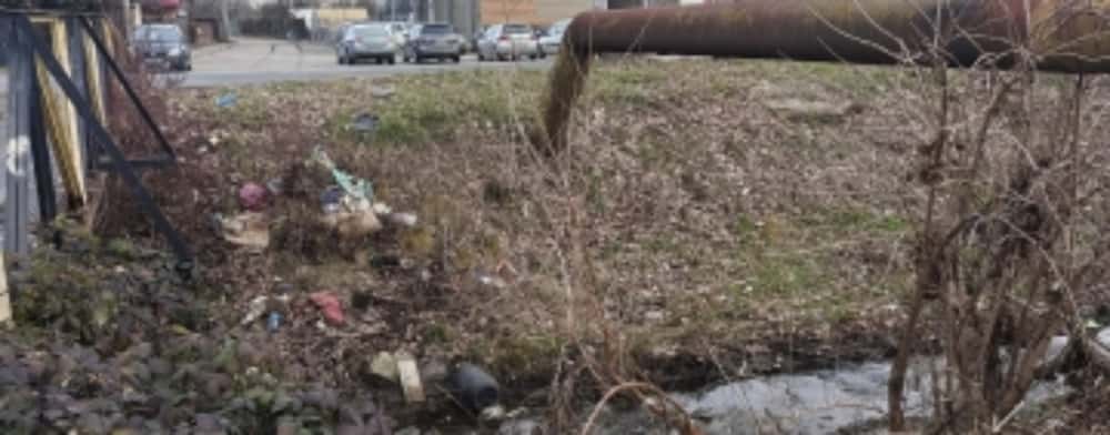 Ploiești/ Jegul uman lasă gunoaie în urmă! Din nou, albia Dâmbului e plină de mizerii