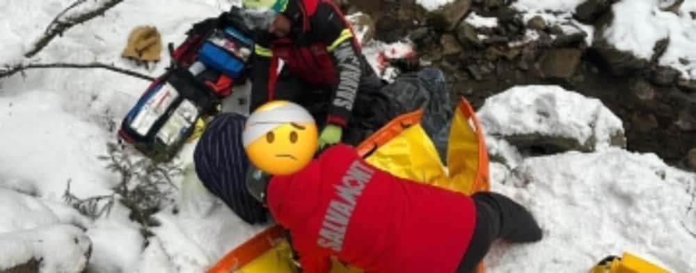 Update/ Un turist străin a sărit cu snowmobilul în albia Azugii și a suferit multiple traumatisme