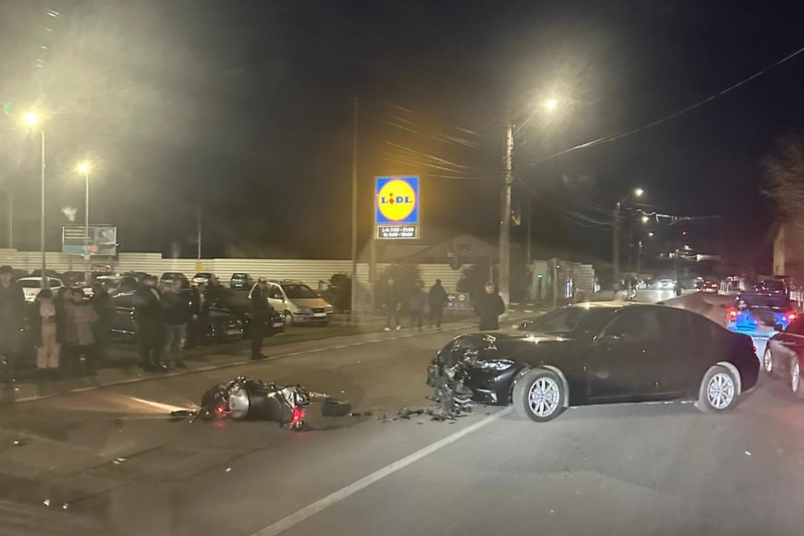 Accident în zona Lidl Băicoi. Coliziune între un autoturism și o motocicletă