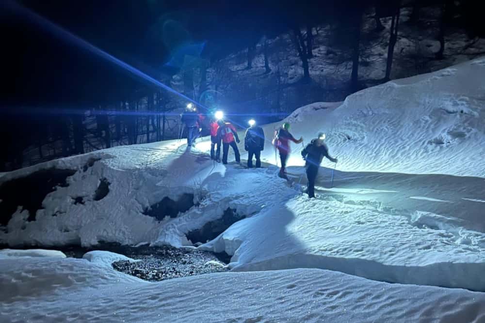 Cinci bezmetici pe care i-a prins noaptea în Munții Baiului au fost ajutați de salvamontiști să coboare în siguranță