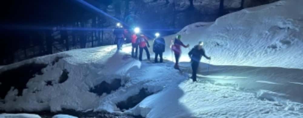 Cinci bezmetici pe care i-a prins noaptea în Munții Baiului au fost ajutați de salvamontiști să coboare în siguranță