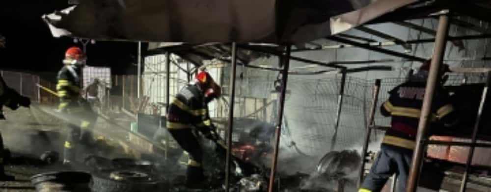 O magazie plină cu anvelope a luat foc, în comuna Teișani. Pompierii au reușit să lichideze incendiul