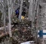 Patru turiști străini încălțați cu adidași au cerut ajutorul jandarmilor pentru a-i coborî de pe Jepii Mici. Traseul este închis iarna!