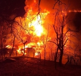 Incendiu de proporții în comuna Brebu, duminică seară. O gospodărie a fost cuprinsă de flăcări