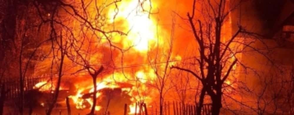 Incendiu de proporții în comuna Brebu, duminică seară. O gospodărie a fost cuprinsă de flăcări